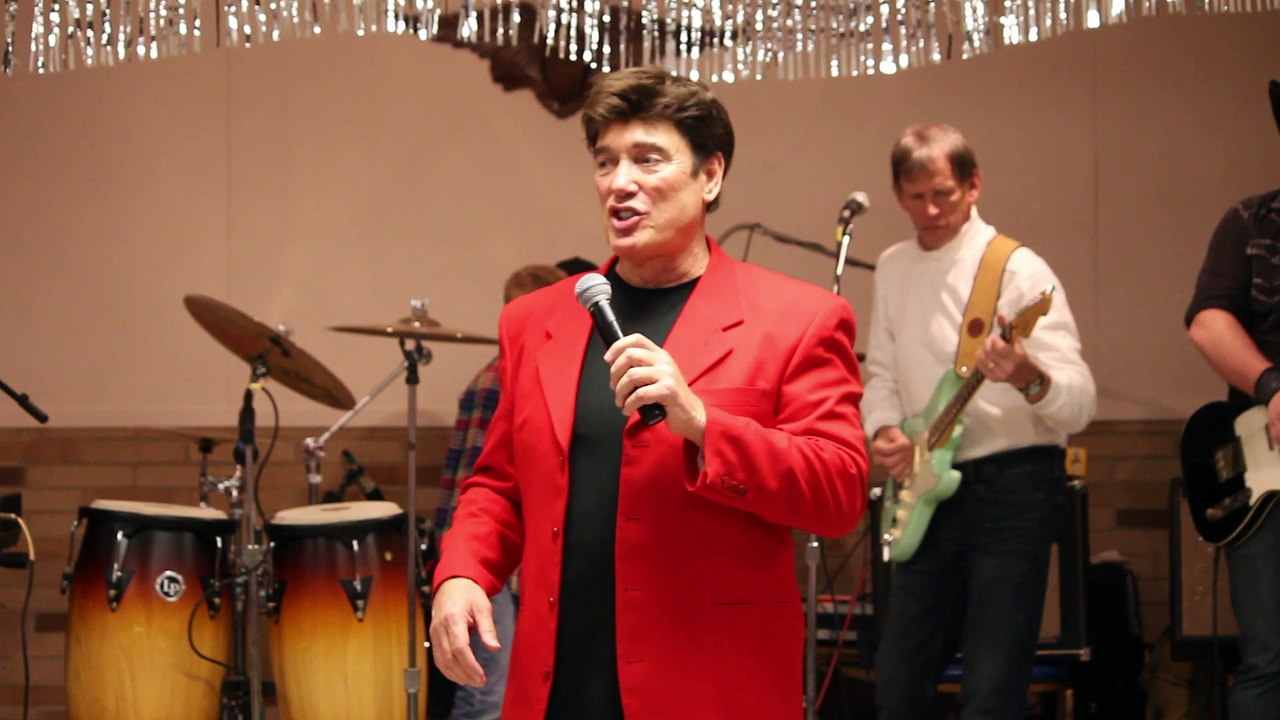 Ronnie McDowell ings 'I Love You I Love You I Love You' 2016
