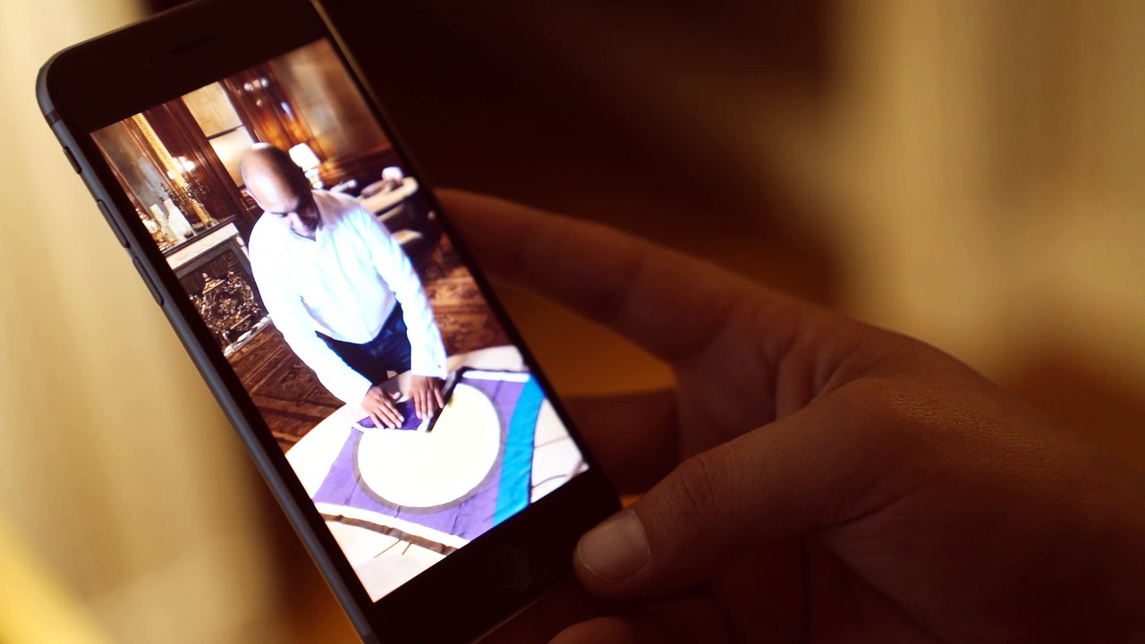 Rencontre avec Hugo Matha, créateur des uniformes de l'Hôtel de Crillon