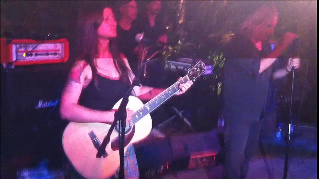 ΓΙΑΝΝΗΣ ΑΓΓΕΛΑΚΑΣ & 100°C - Ακουω την αγαπη / Γιορτη