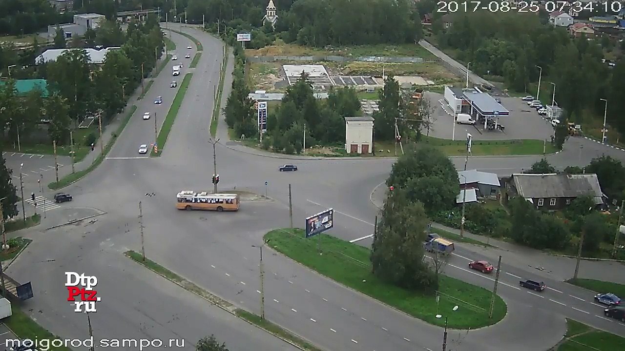 С утра пораньше протаранил три автомобиля