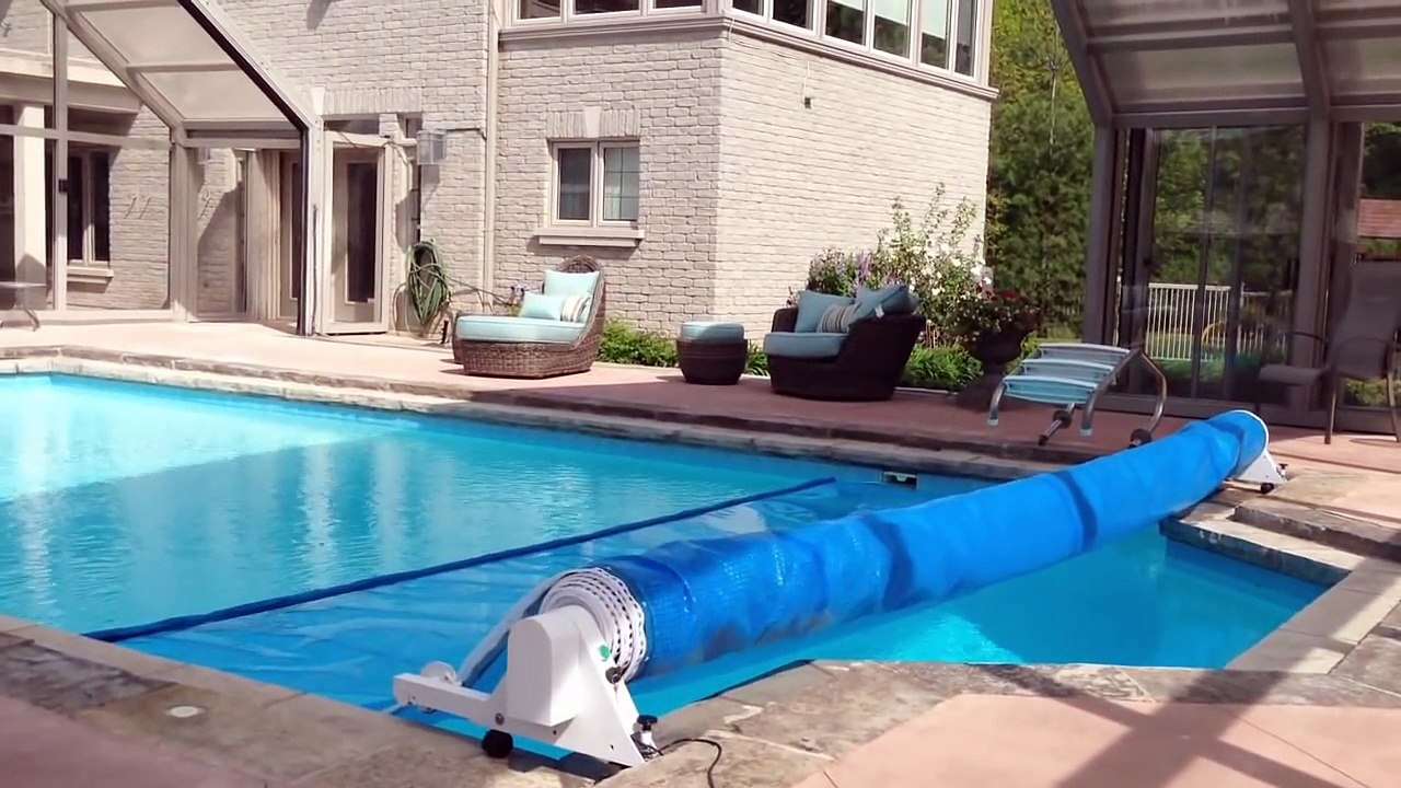 Automatic Pool Cover by Covers in Play