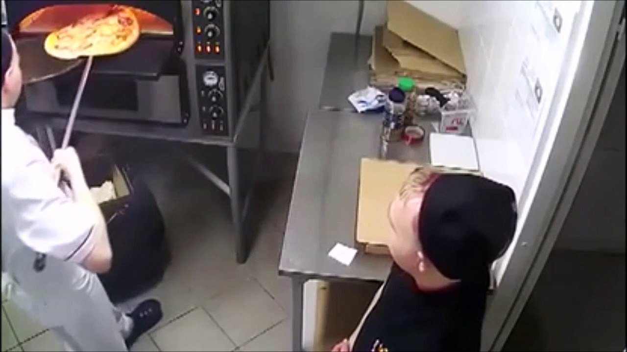 Quand tu sors une pizza du four à la main... Chaud