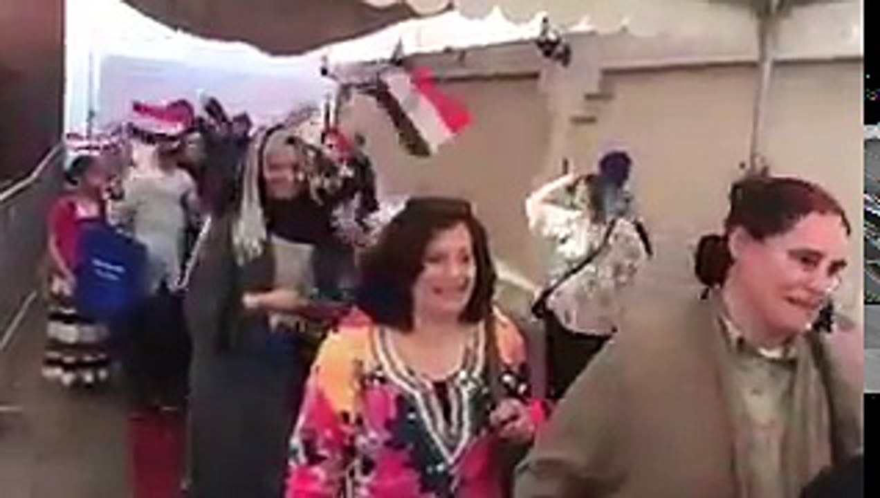 السيدات تزلزل اللجان الانتخابية في الخارج ويهتفن "السيسي عمهم وحارق دمهم"(فيديو)