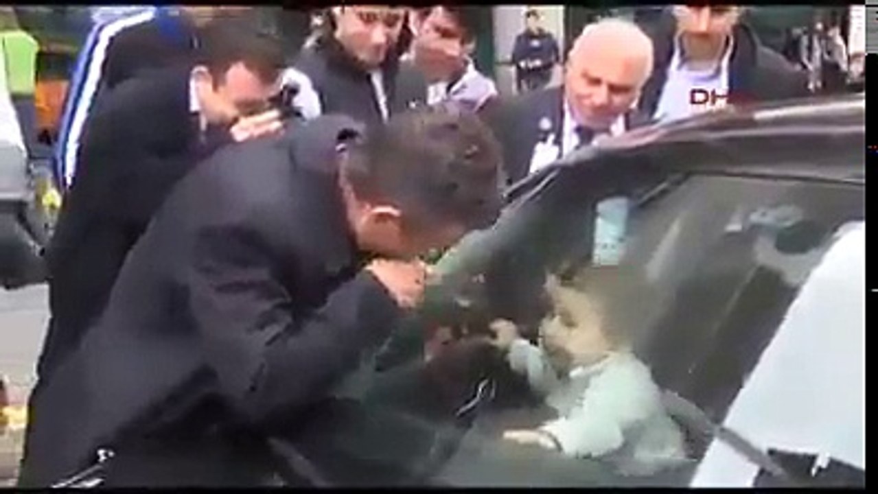 A Man Locked is car while key and his child both inside the car see what happen next