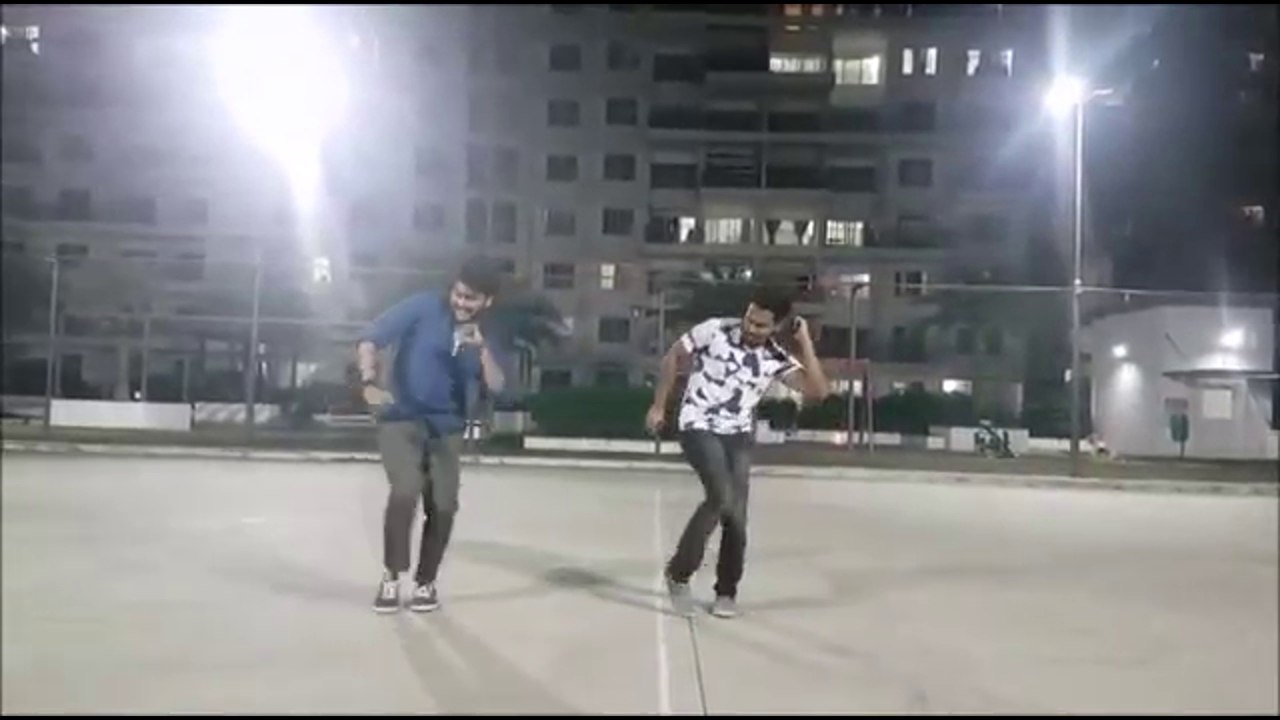 Mundiya Tu Bachke Rahi: Baaghi 2 | Dance Cover by Mohan & Saumya | Presented by The Viral Flavors