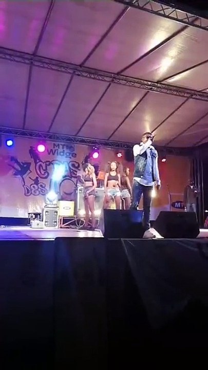 En direct de MTN #UrbanBrazzaFestival 2018.Key Kolos fait bouger le public.
