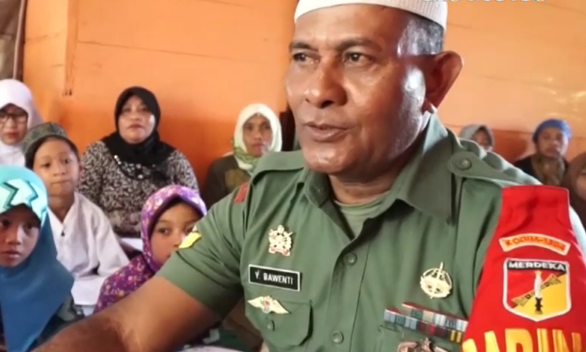 Anggota TNI Mengajar Baca Tulis Huruf Hijaiyah