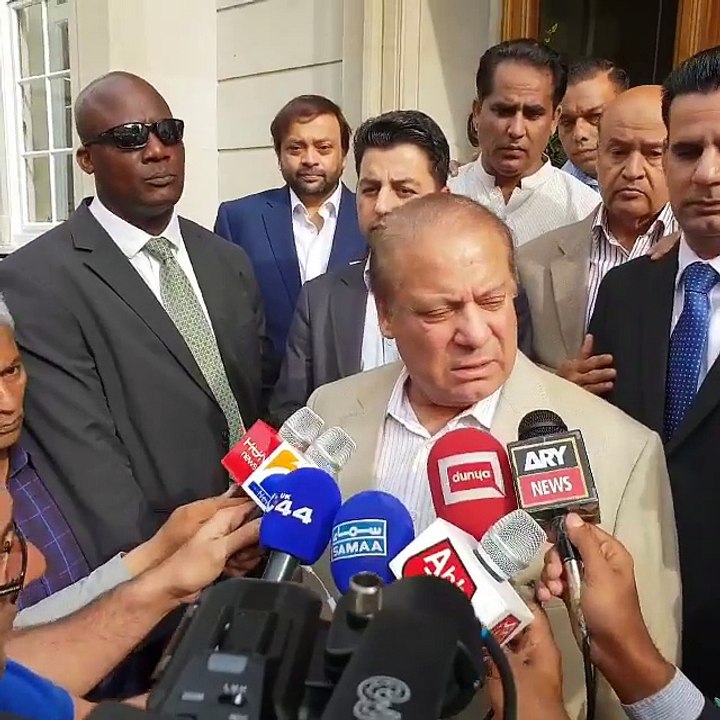 Exclusive Footage of Ishaq Dar Avoiding Media Person