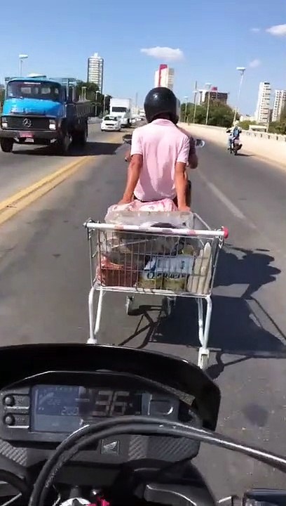 Motociclista leva carrinho de supermercado na ponte Presidente Dutra Juazeiro-BA
