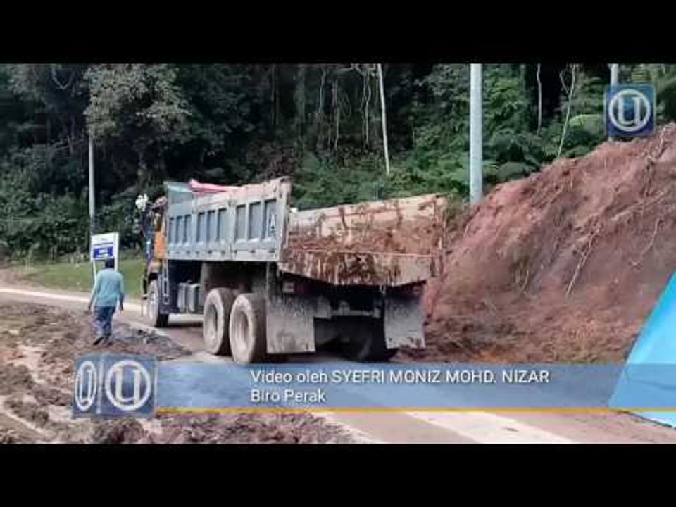 Kerja-kerja pembersihan tanah runtuh dijalankan