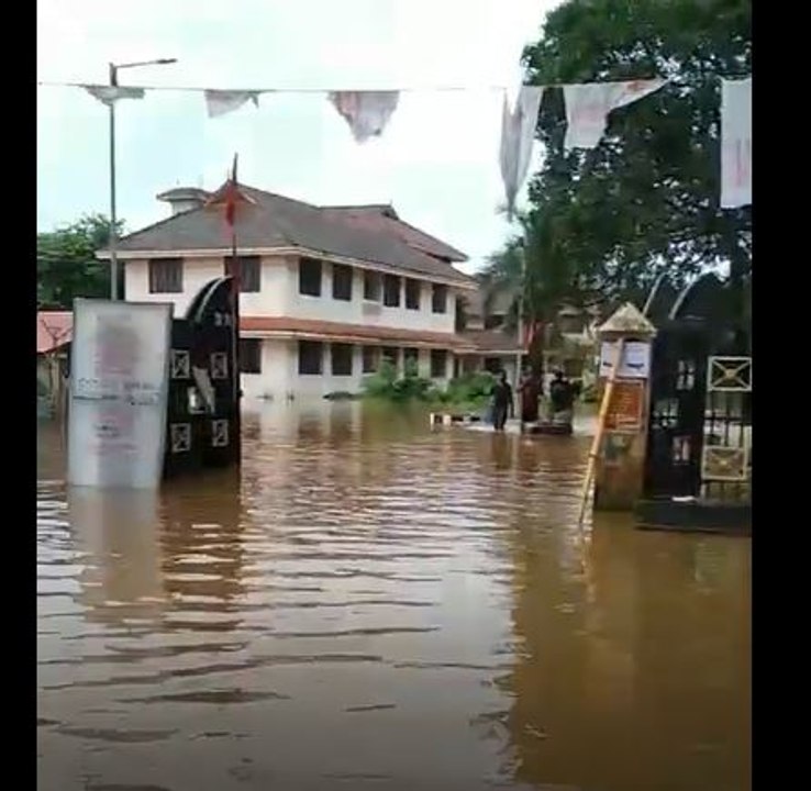 കാലടി സർവകലാശാലയിൽ കുടുങ്ങി കിടക്കുന്ന വിദ്യാർഥികളുടെ ലൈവ്  | Oneindia Malayalam