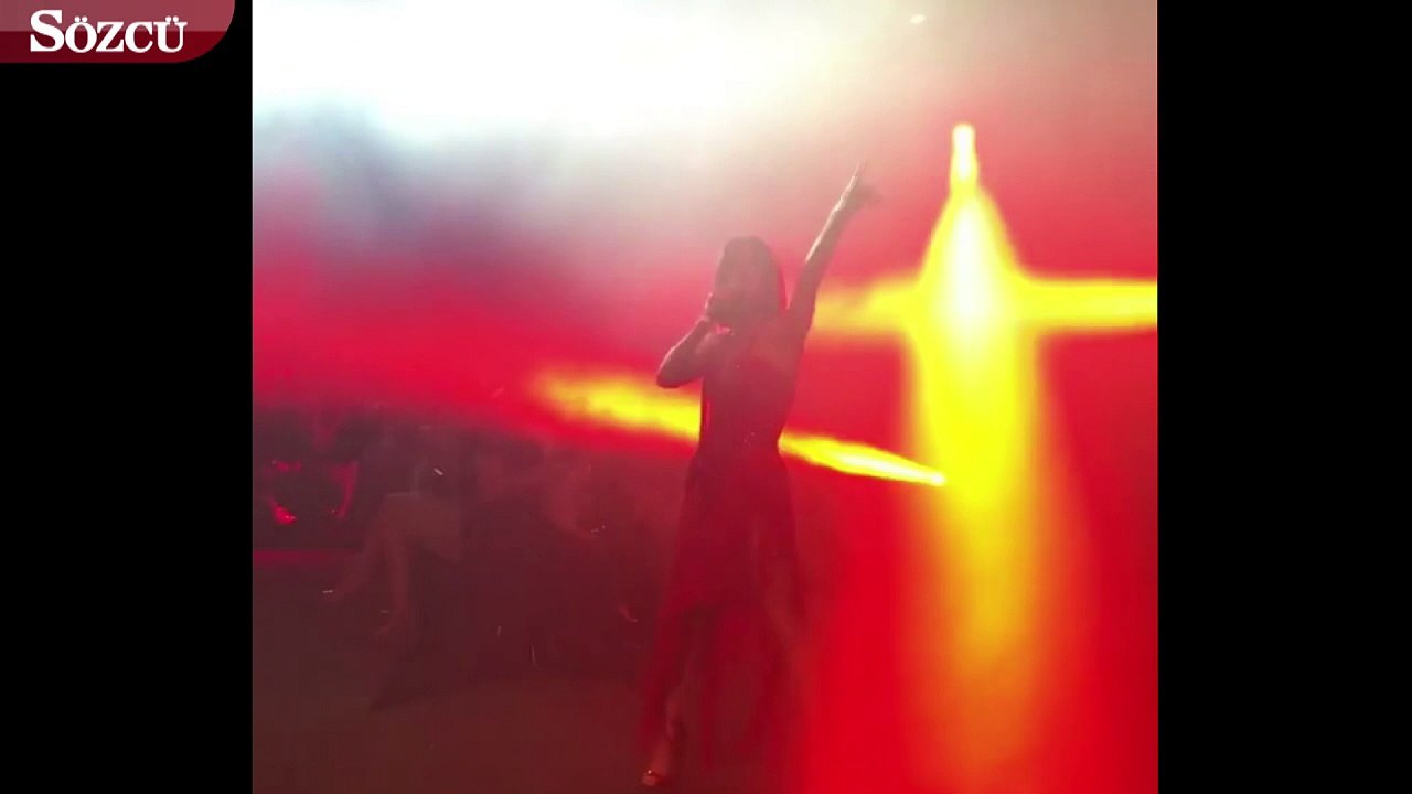 Defne Samyeli podyuma çıktı ama