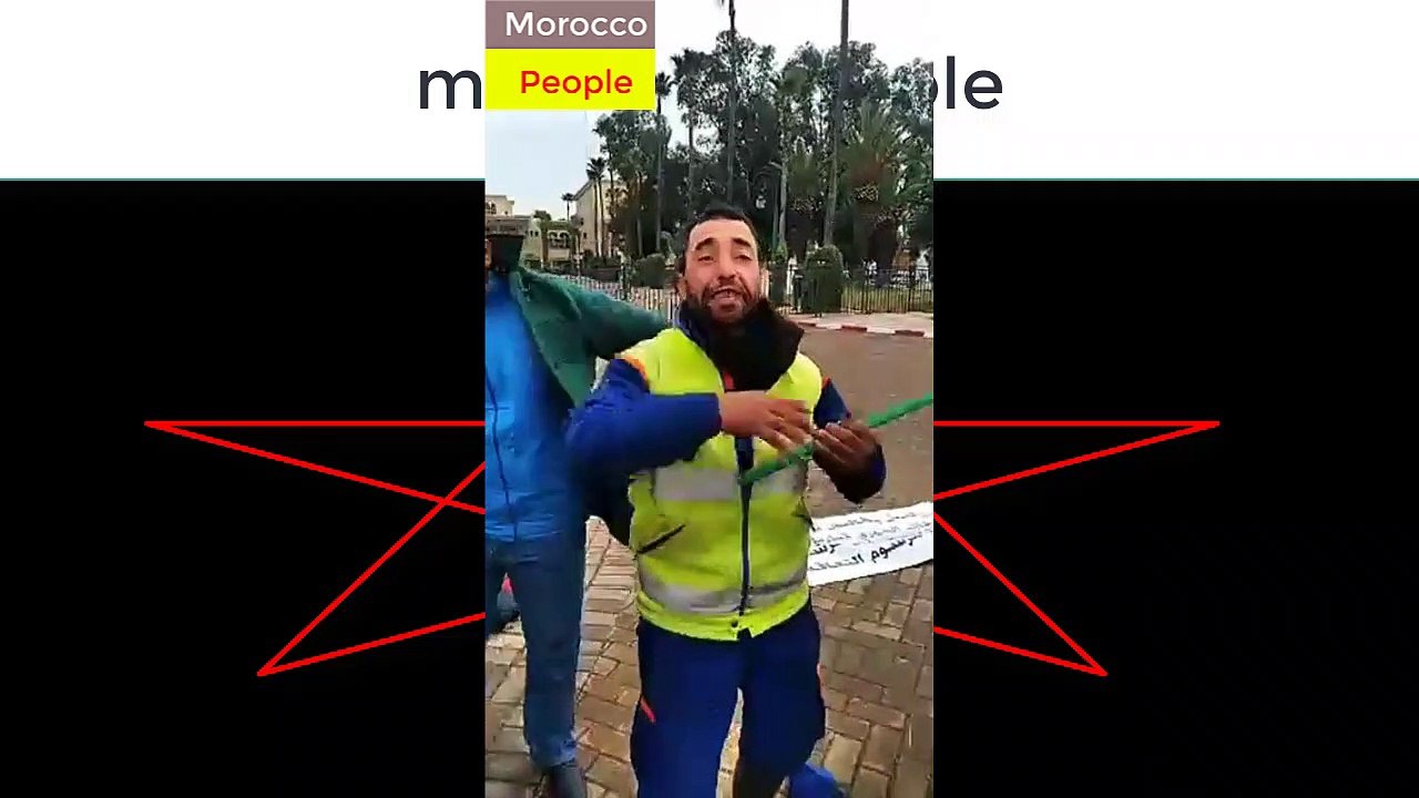 وقفة احتجاجية غريبة في سطات نزع المحتجين ملابسهم في الشارع رغم قساوة البرد