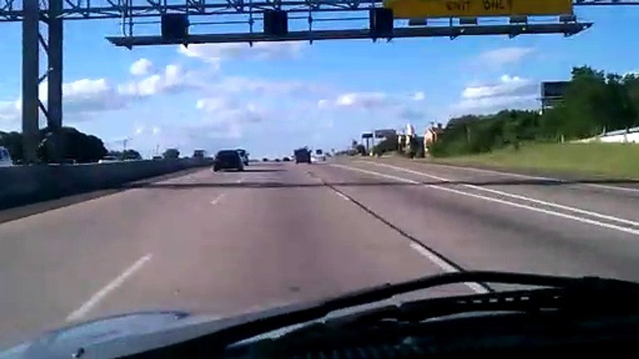 Quand tu croises une voiture avec une roue en moins