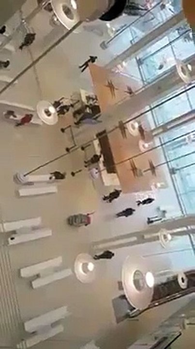 فرنسا. من داخل المحكمة porte clichy  في باريس شاب مغريبي مبغاوش يعطي