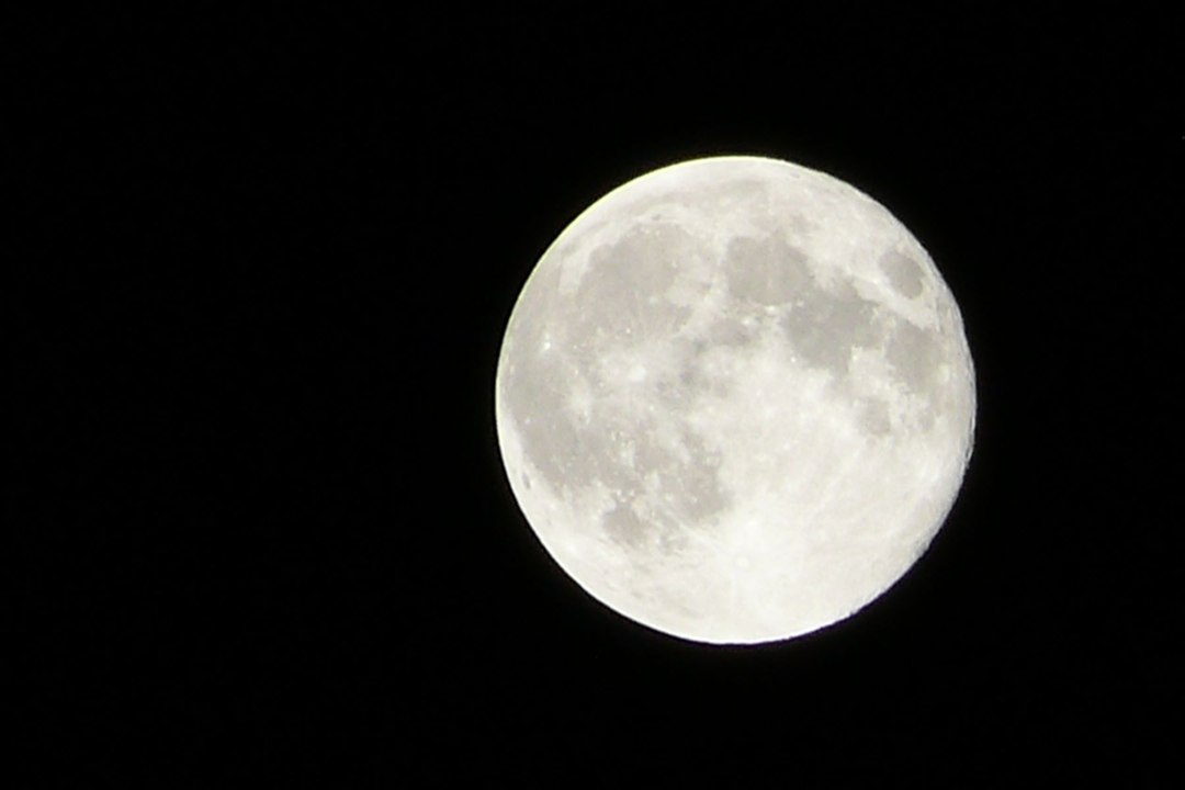 فيديو رائع للبدر التقط بهاتف Huawei P30 Pro مع زووم بقوة 50 مرة