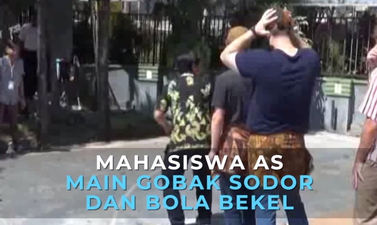 Mahasiswa AS Main Gobak Sodor dan Bola Bekel