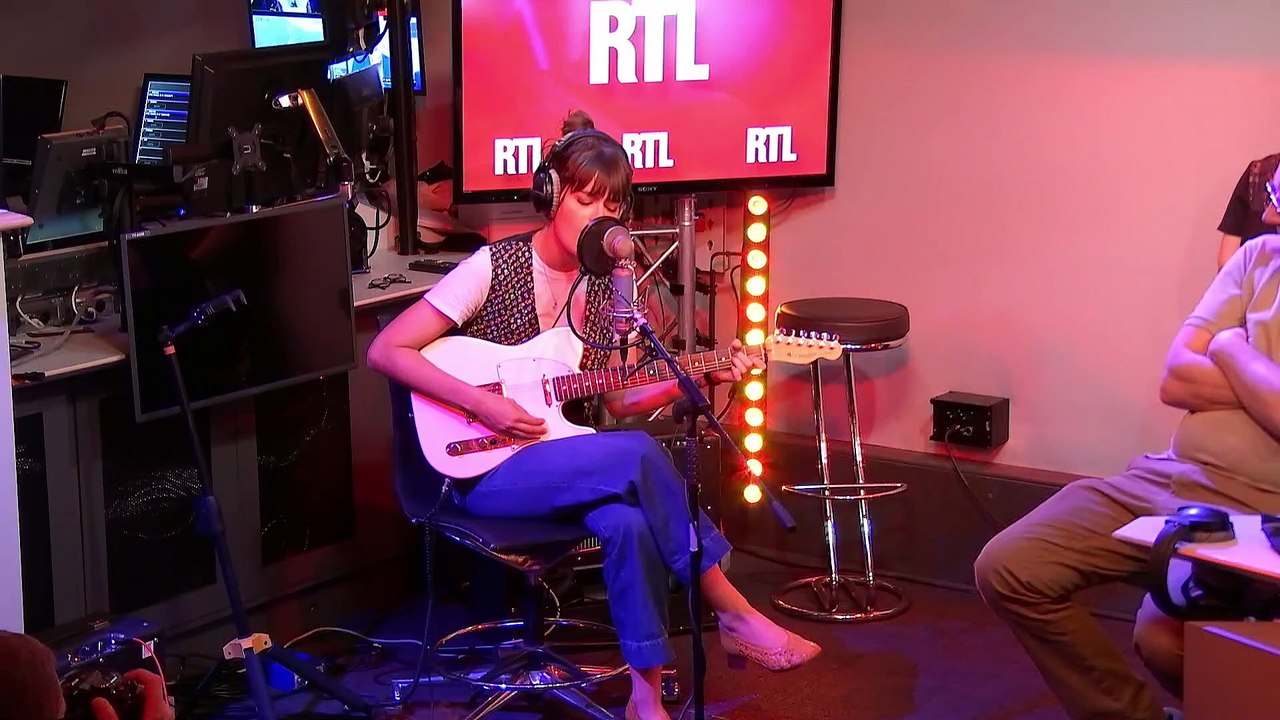 Live Performance of 'Nue' by Clara Luciani