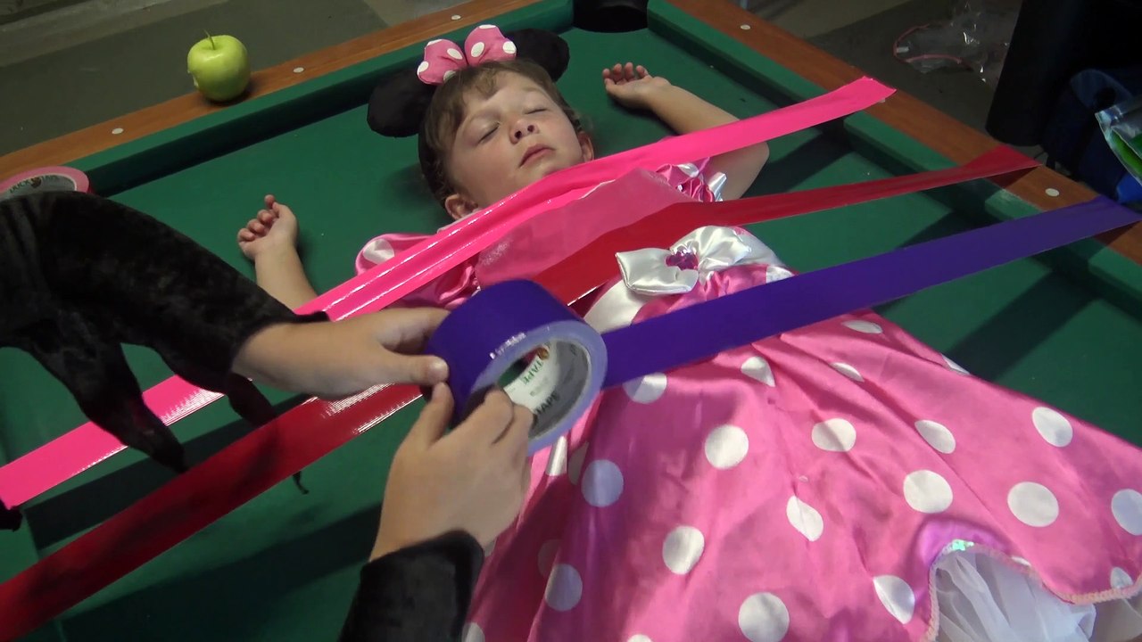 Malévola Colando fitas Coloridas na Minnie  Mouse