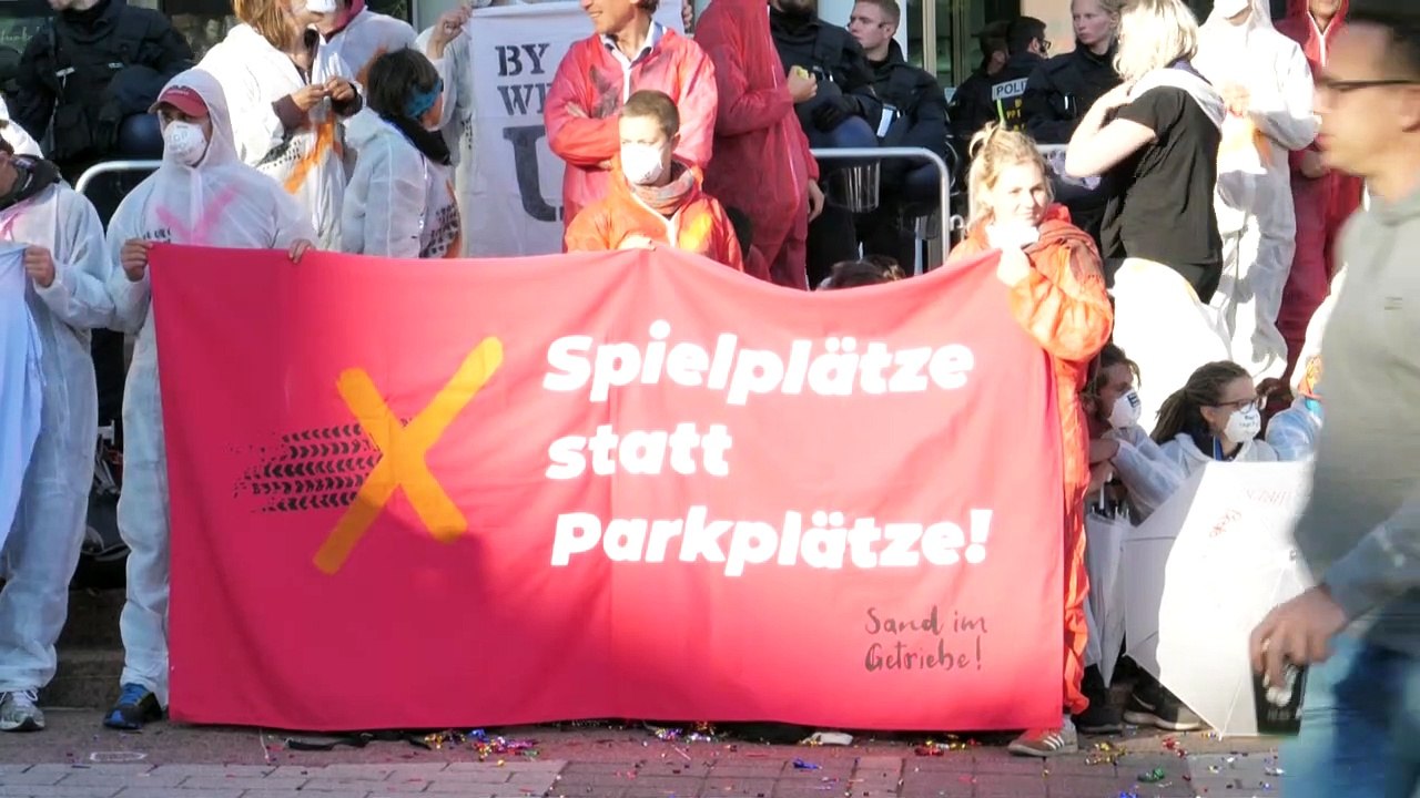 "Sand im Getriebe": Blockade-Protest gegen IAA in Frankfurt