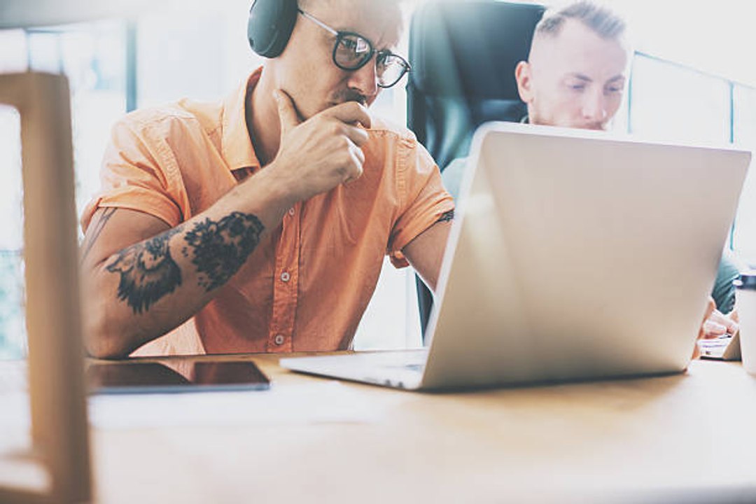 Tattoos bei der Arbeit: gut oder schlecht angesehen?