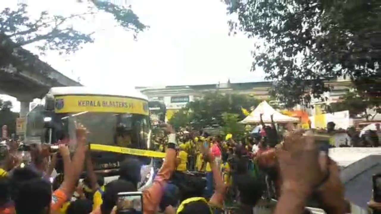 മഞ്ഞക്കടലായി കൊച്ചി. ആവേശക്കാഴ്ചകൾ കാണാം