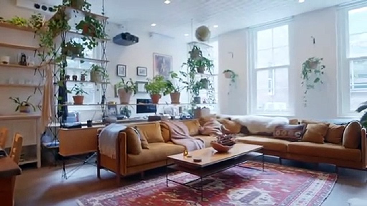 David Harbour fait visiter son appartement