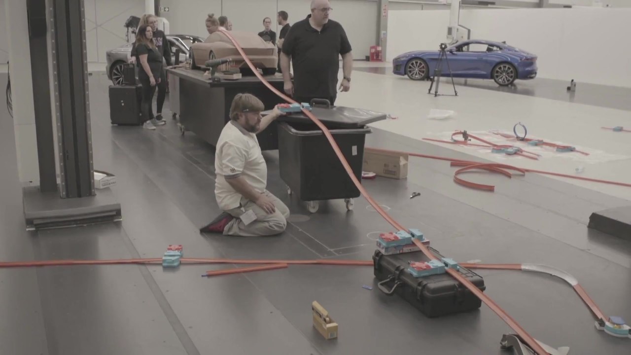 Überarbeitete Version des Jaguar F-TYPE unternimmt als Miniaturmodell