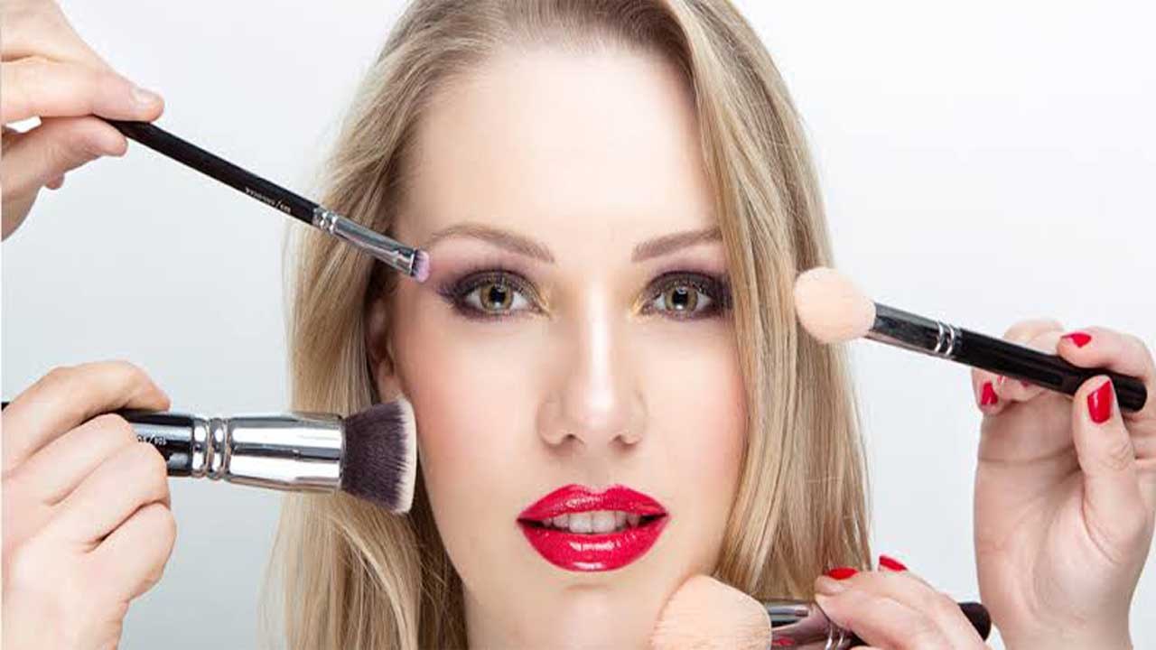 ये  काम करते वक्त कभी न करें मेकअप, हो सकती है स्किन प्रॉब्लम्स ! Make-Up Don'ts । Boldsky