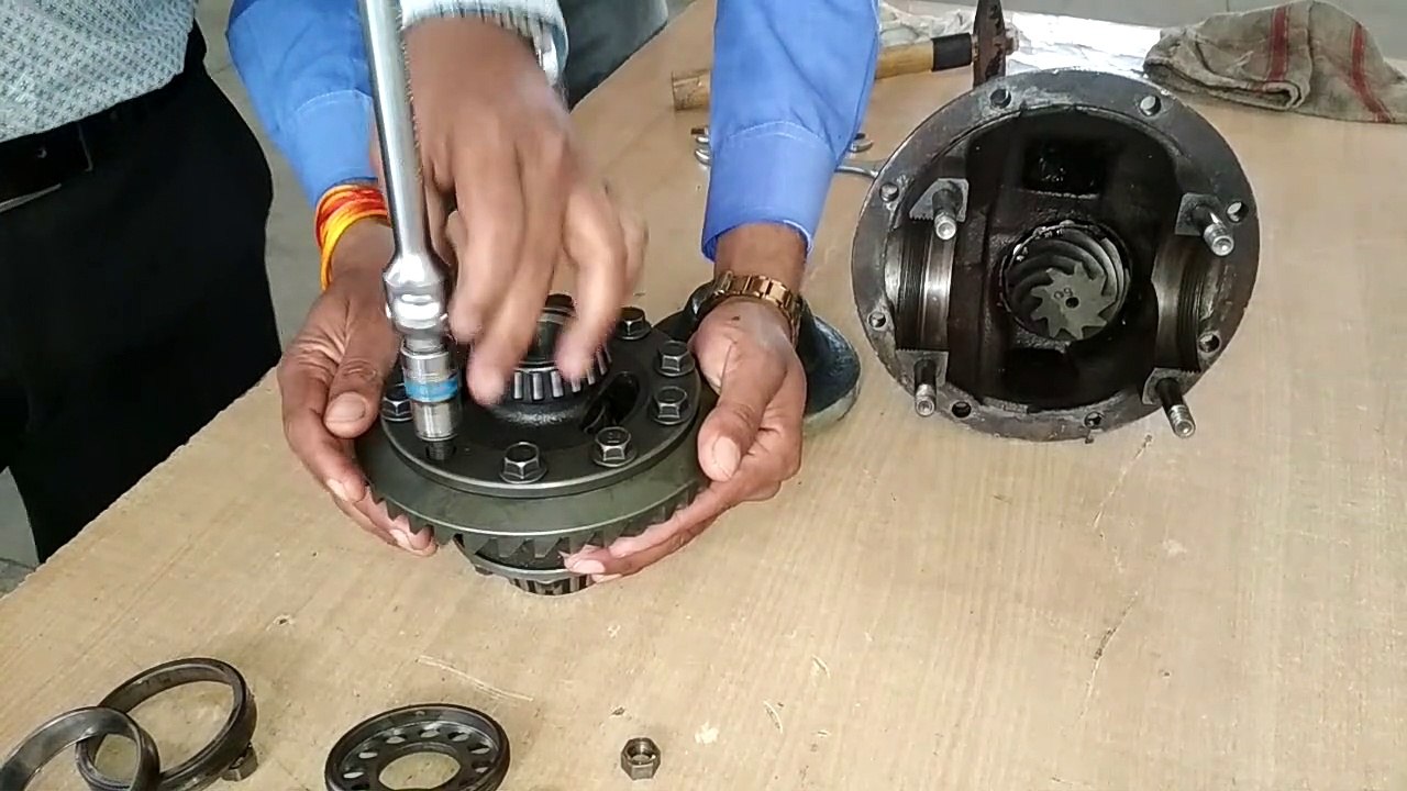 DIFFERENTIAL GEAR BOX DISMANTLING