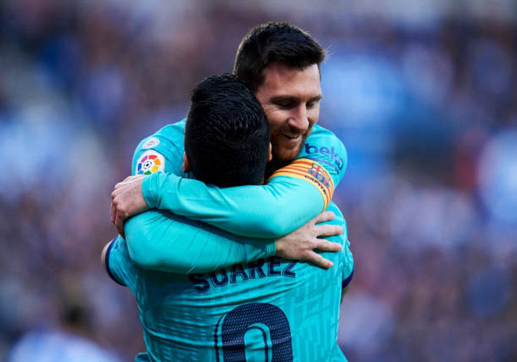 Messi observa a Messi