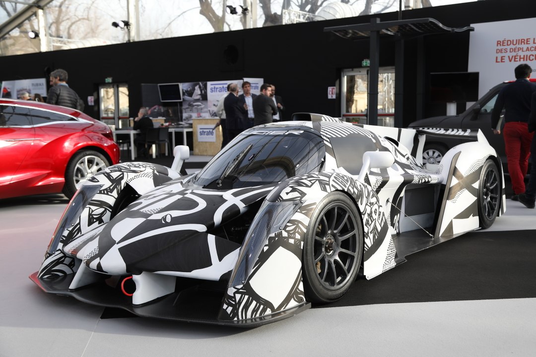 Nairones Defives orne la Ligier lors de l'exposition Concept Car au Festival Automobile