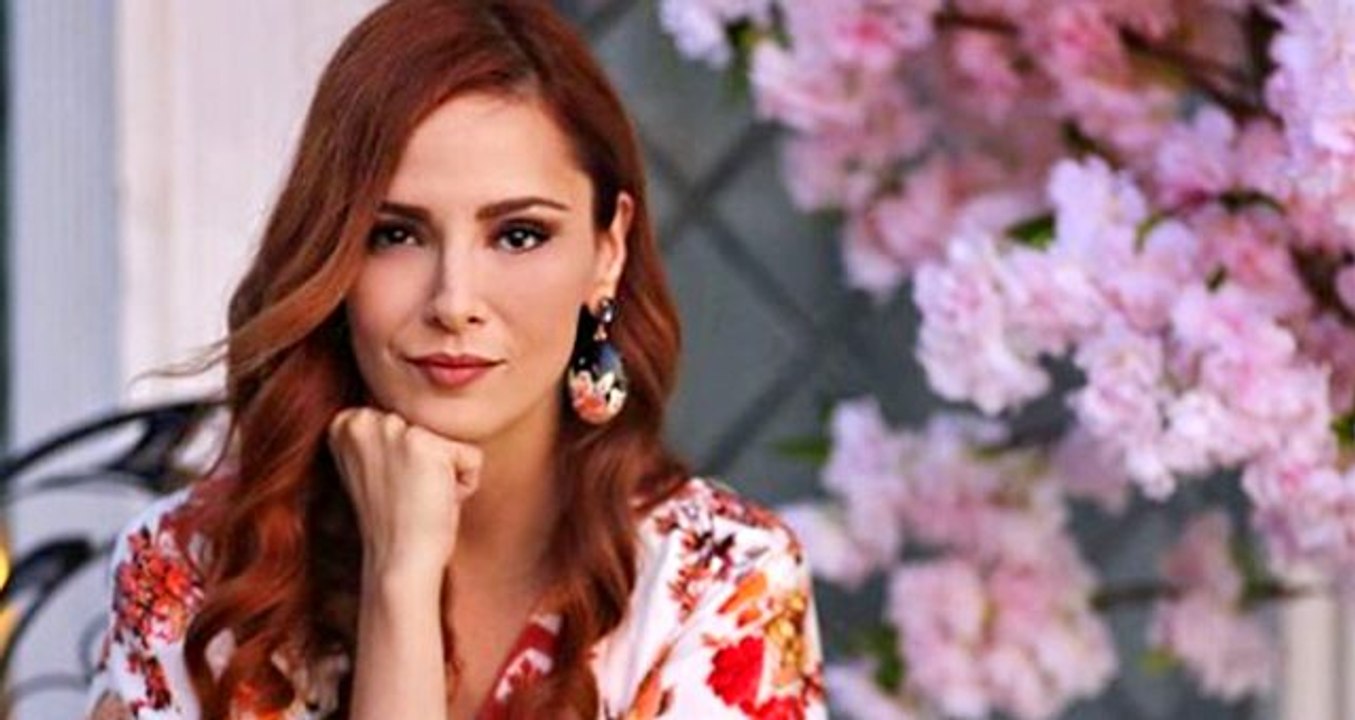 Güzel oyuncu Mine Tugay dekolteli paylaşımıyla yüz binlerce beğeni aldı