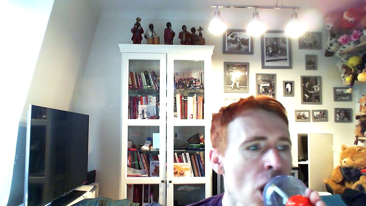 Wiwi égratigne "moment to moment"