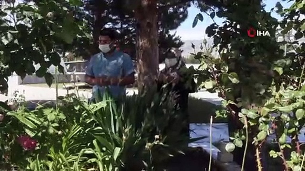 Şehitlikte buruk bayram