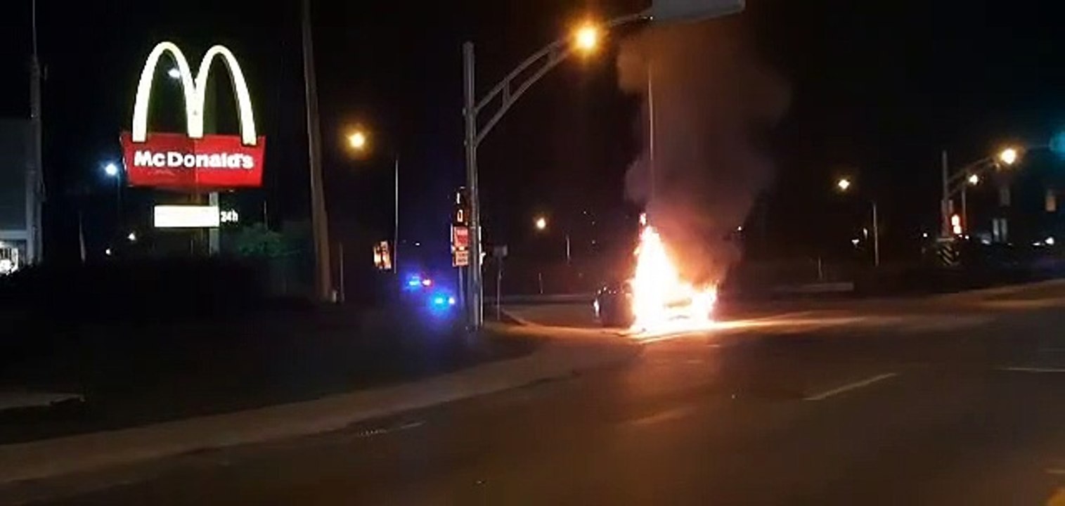 Véhicule en flammes (Le Reflet - Érick Rivest)