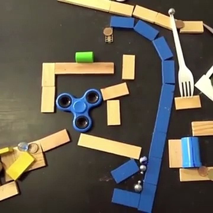 Cette petite bille bleue parcours un labyrinthe au millimètre près