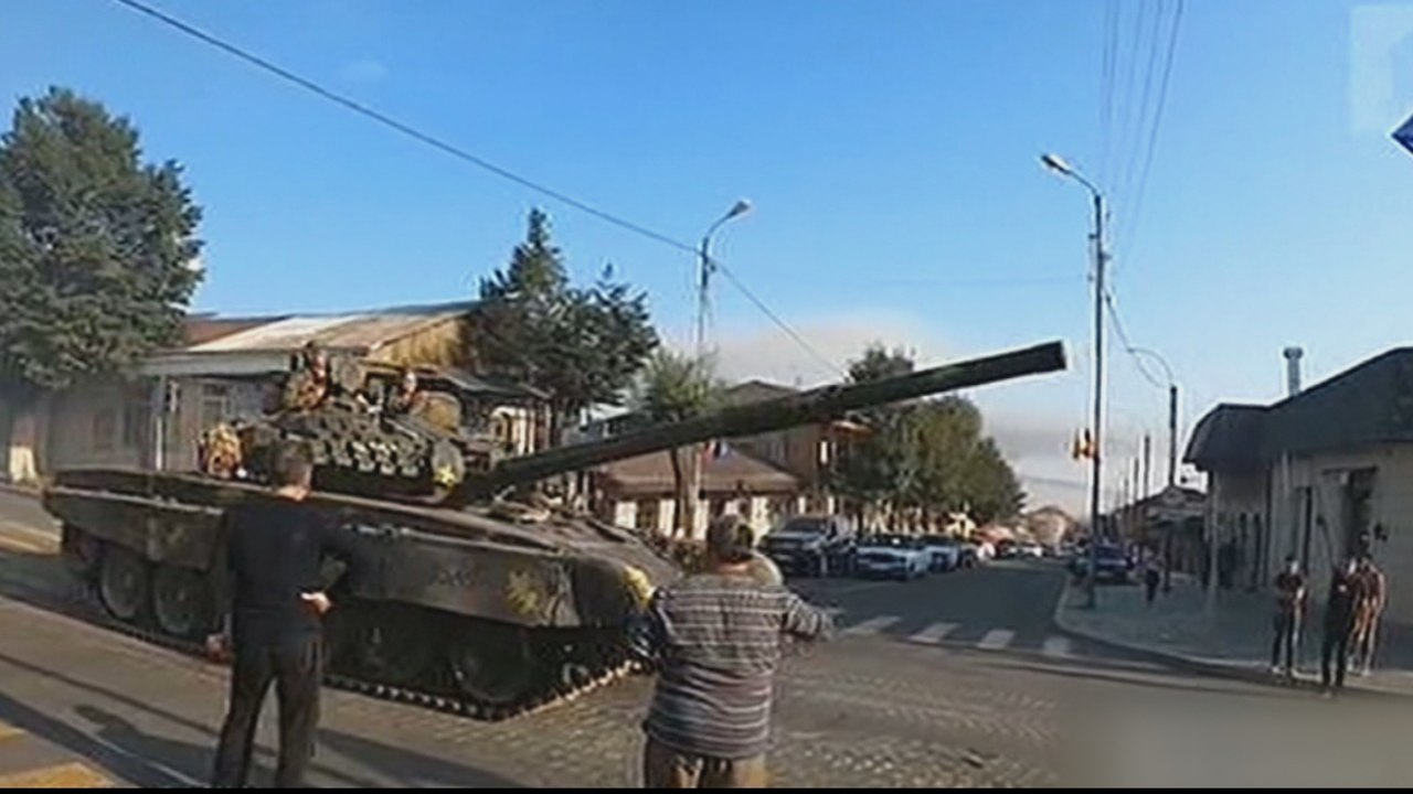 Azerbaijan and Armenia in heavy clashes on border region