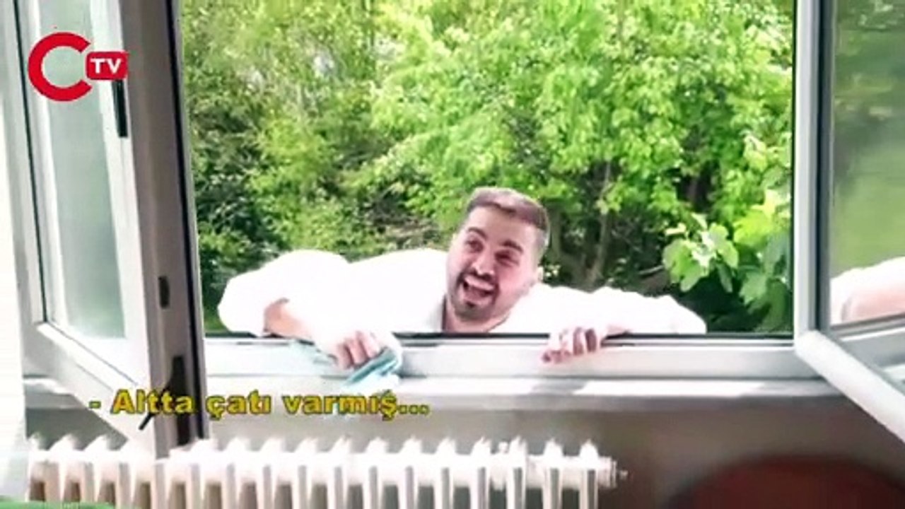 'Temizlik Benim İşim' yarışmasının sunucusu Kadir Ezildi, 5. kattaki evin camlarını silerken yere düştü