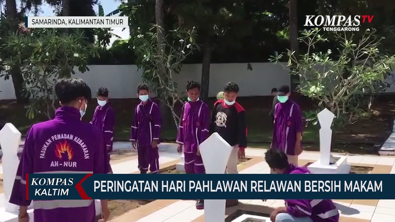 Peringatan Hari Pahlawan Relawan Bersihkan Makam