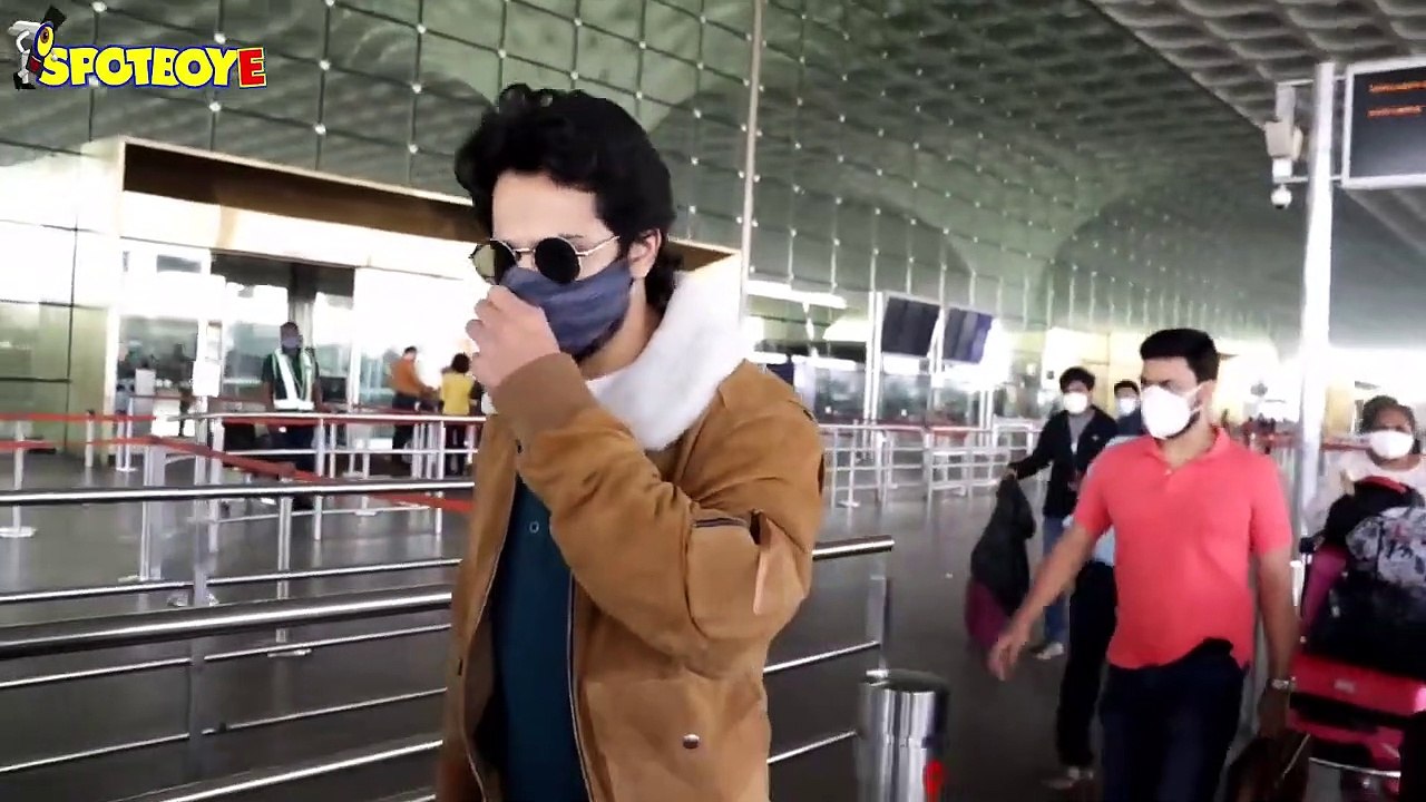 Neetu Kapoor, Varun Dhawan, Anil Kapoor & Kiara Advani snapped at the Airport