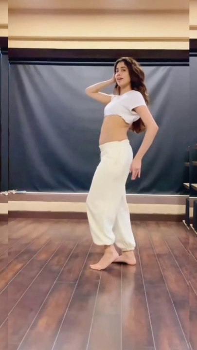 Janhvi kapoor || Janhvi kapoor hot dance || Janhvi kapoor sizzling dance moves || janhvi kapoor hot || bollywood dance videos || Janhvi kapoor hot || bollywood