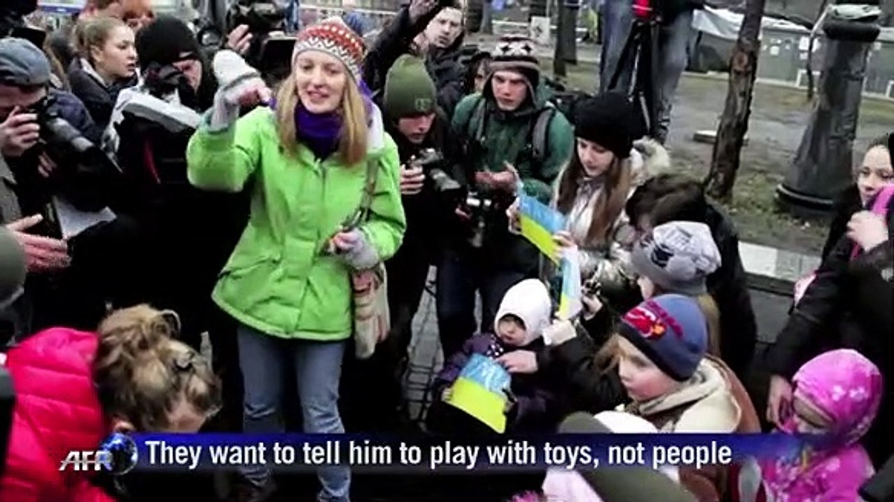 Crianças preparam brinquedos ‘de guerra’ para Putin