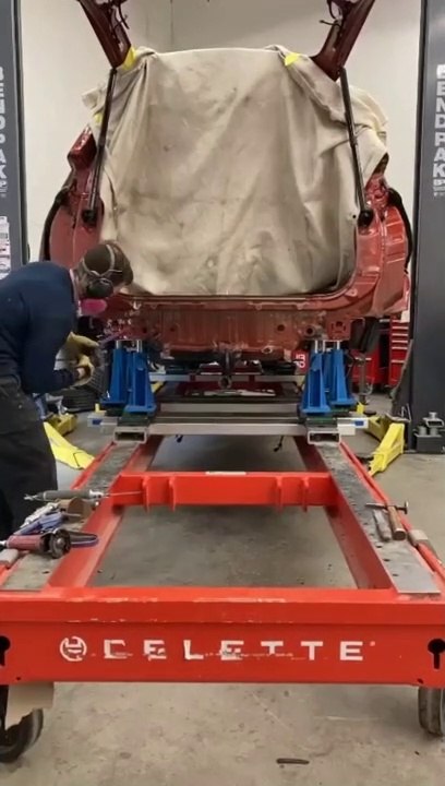 Honda CR-V rear end repair on Celette Sevenne bench and Universal Fixtures