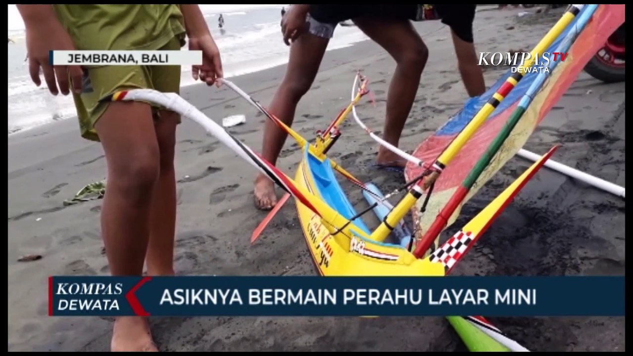 Asiknya Bermain Perahu Layar Mini