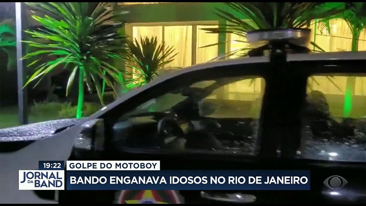 Quadrilhas que entram em contato com as pessoas, pedem o cartão de crédito delas, vão buscar e praticam as fraudes.