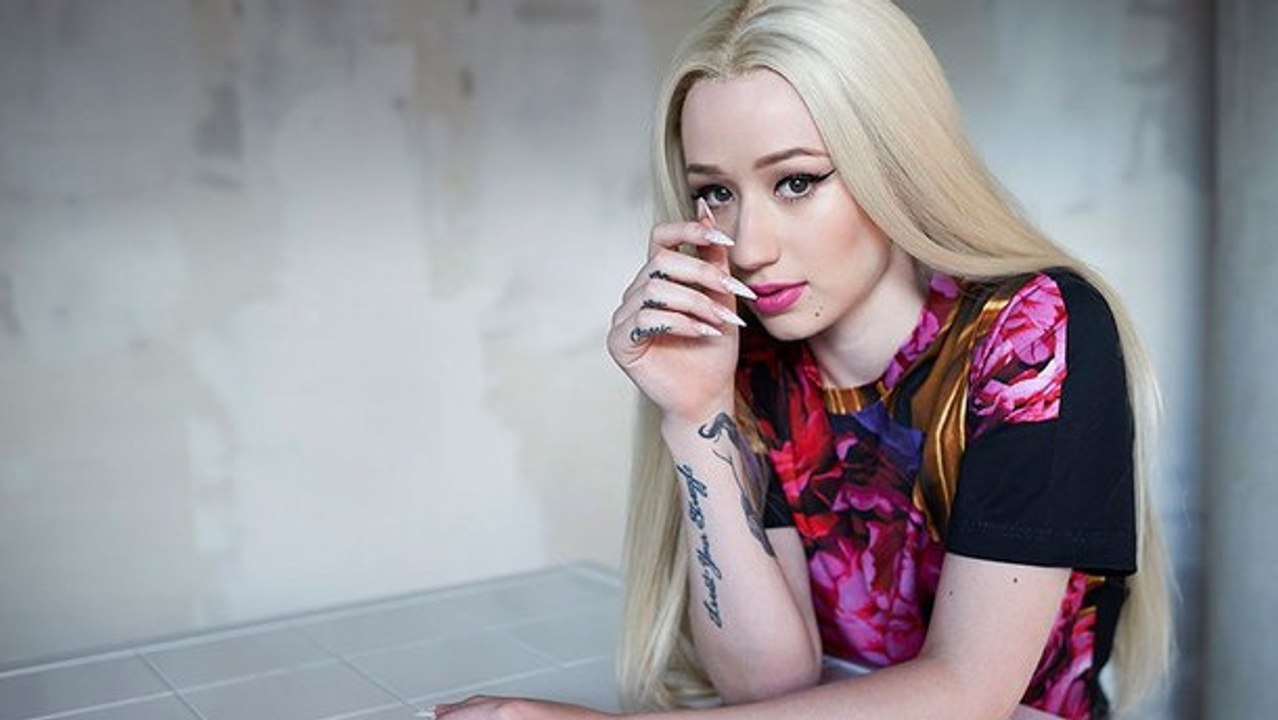 Iggy Azalea change totalement de look et adopte les cheveux rose