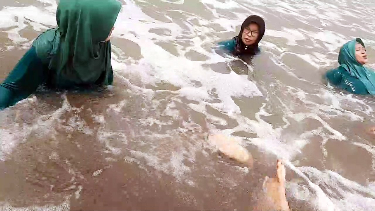 Berenang di  pantai  Jetis