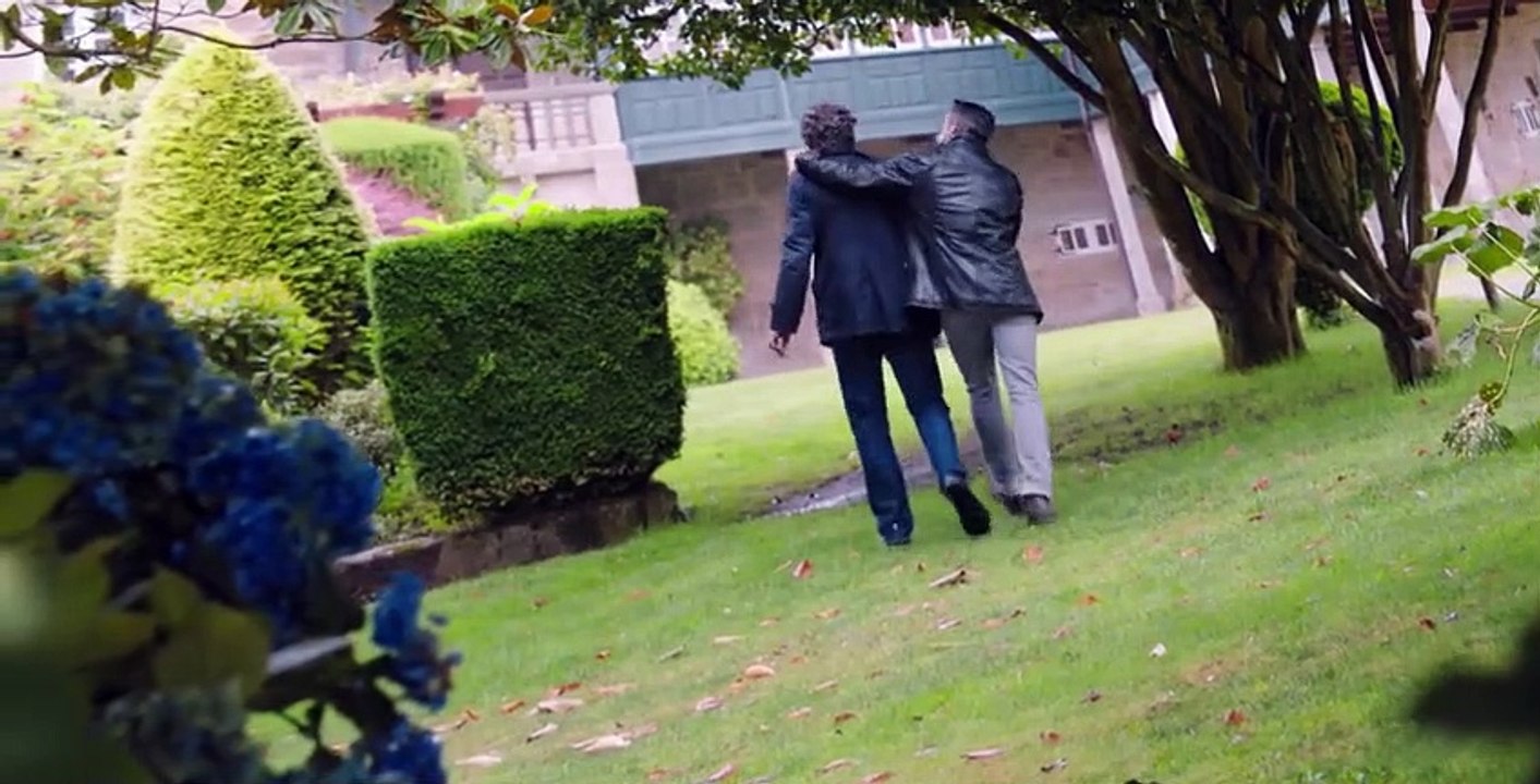 Unauthorized Living S02 E01