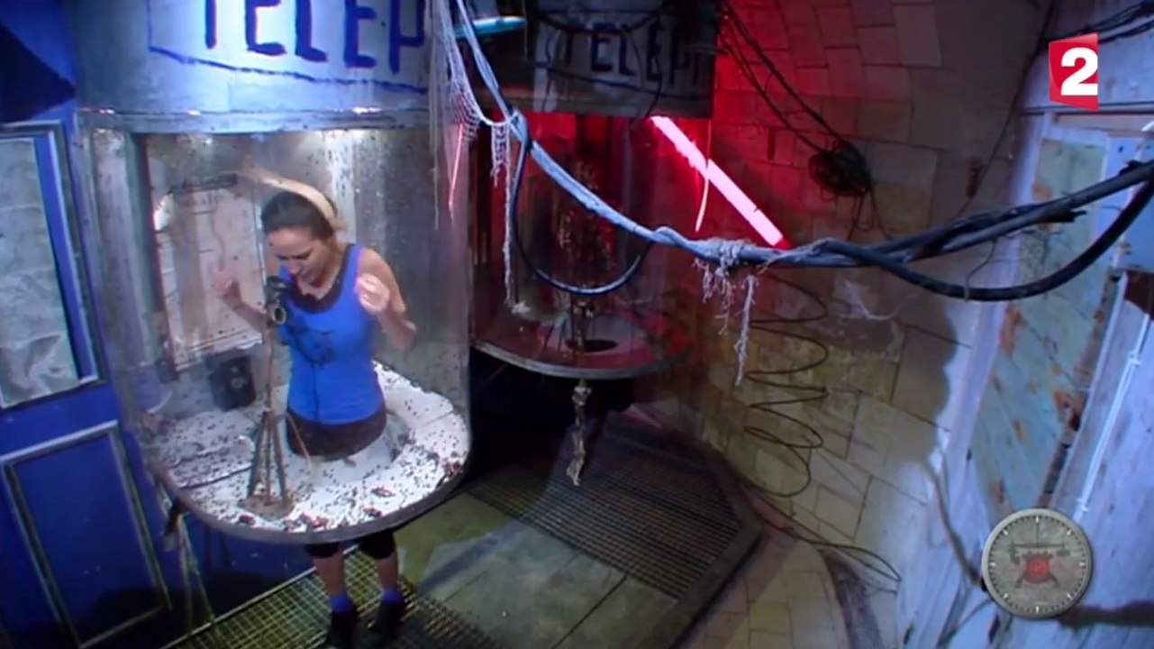 Leïla Ben Khalifa dans la cabine abandonnée